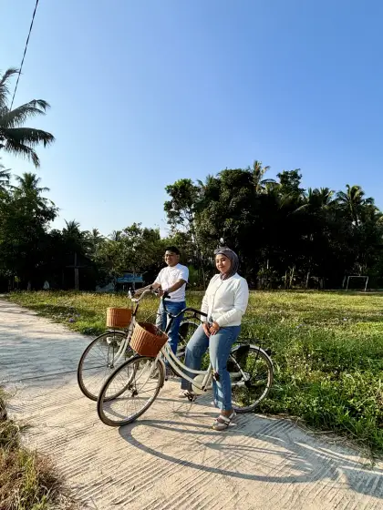 Bersepeda menyusuri jalan desa yang teduh