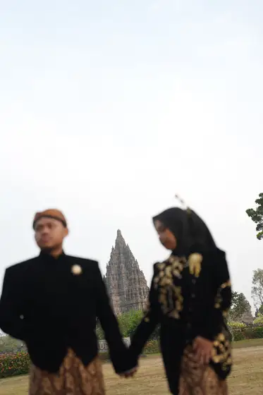 Dilla dan Nofan bergandengan tangan di pelataran Prambanan