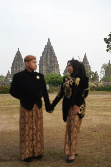 Bergandengan tangan di pelataran Candi Prambanan