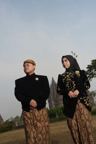 Dilla dan Nofan berbusana adat Jawa berdiri berdampingan