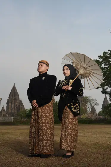 Dilla membawa payung kertas di samping Nofan