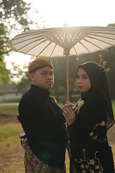 Saling memandang di bawah payung kertas