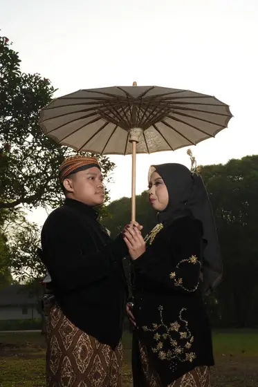 Saling memandang di bawah payung kertas