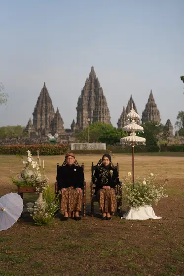 Duduk berdua di depan Candi Prambanan