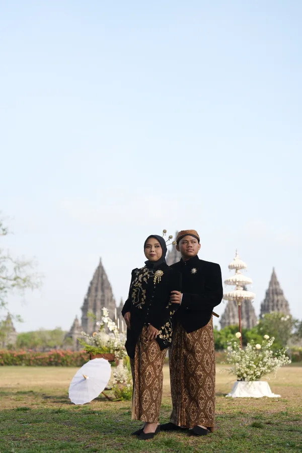Dilla dan Nofan berbusana adat di depan Prambanan