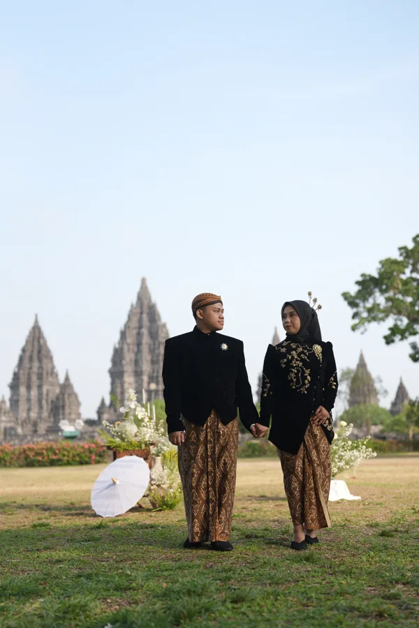 Bergandengan tangan di taman Prambanan