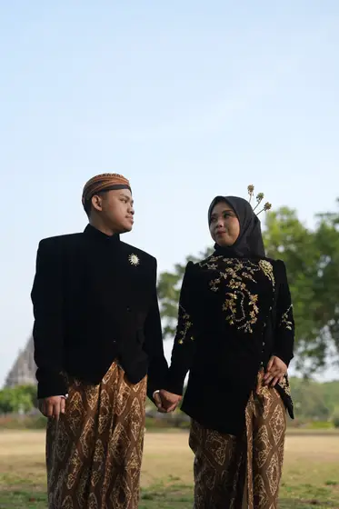Saling menoleh dalam beskap dan kebaya hitam